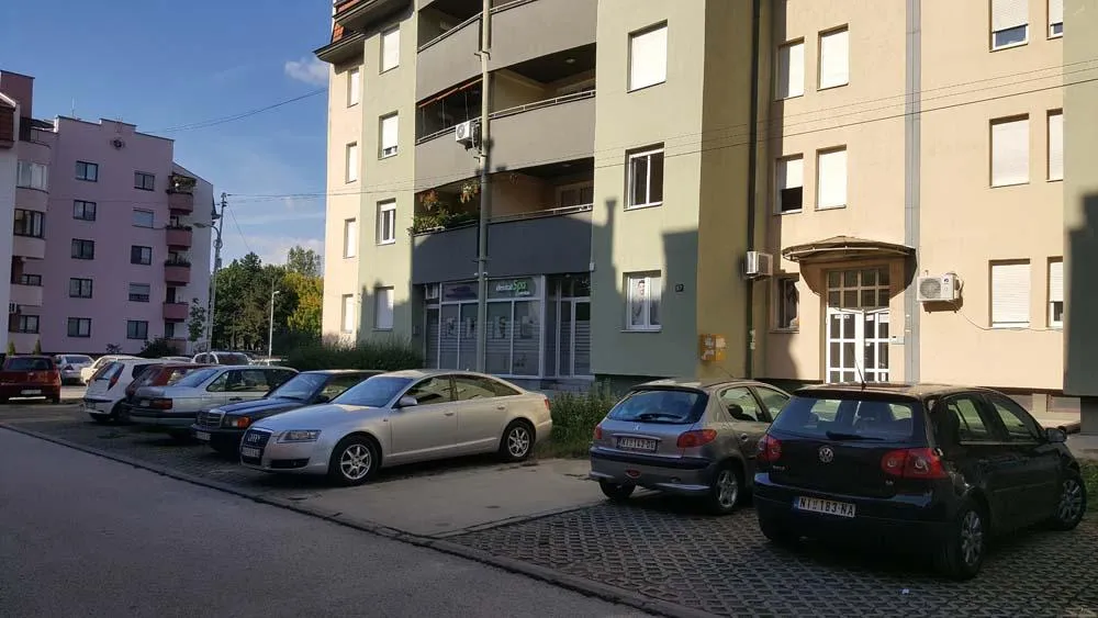 Parking ispred zgrade u kojoj je ordinacija