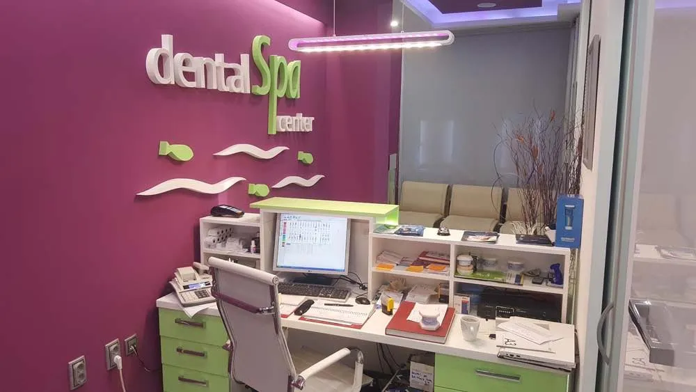 Recepcija sa logotipom Dental SPA centra